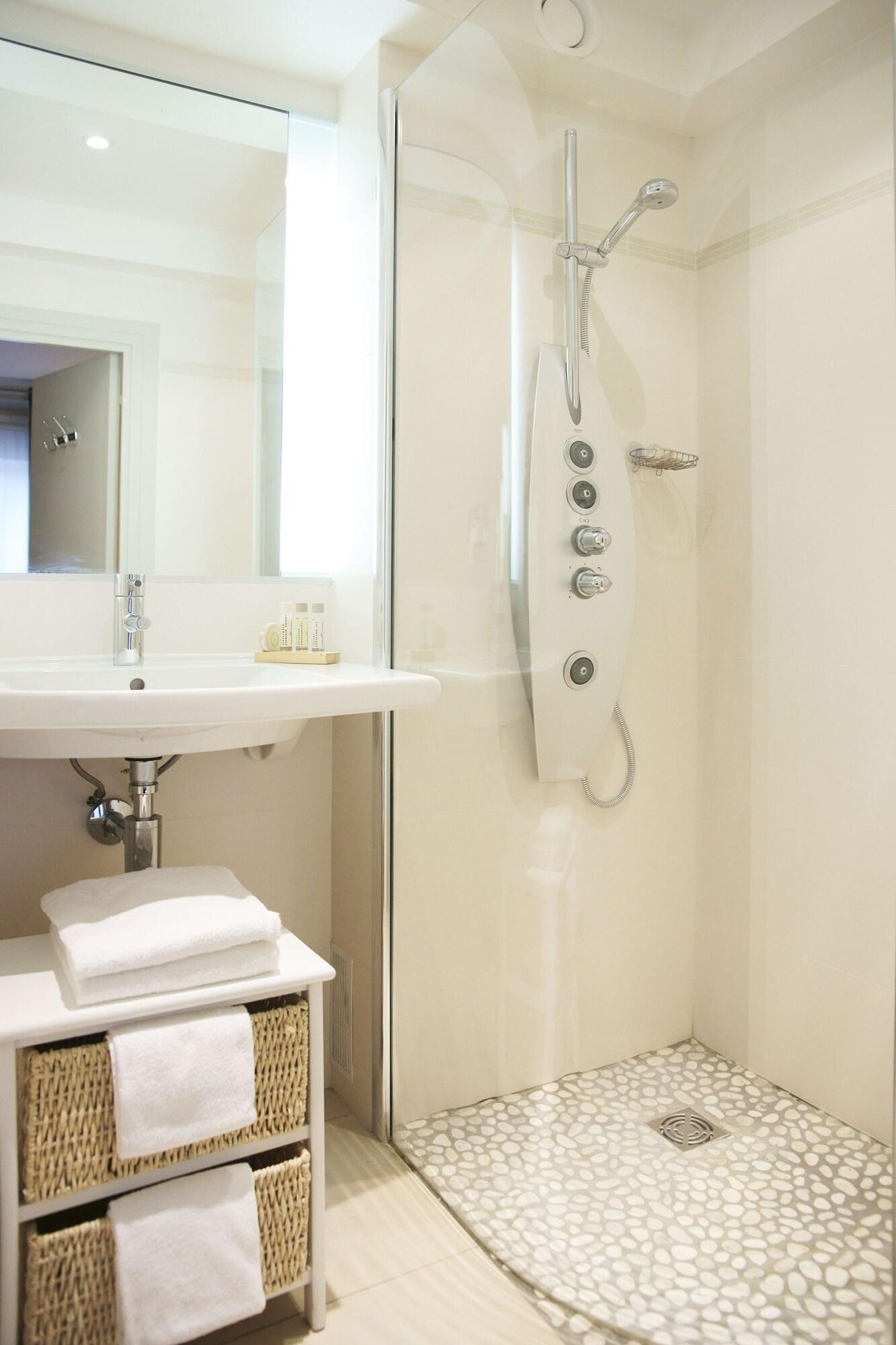 Hotel Apollinaire Parijs